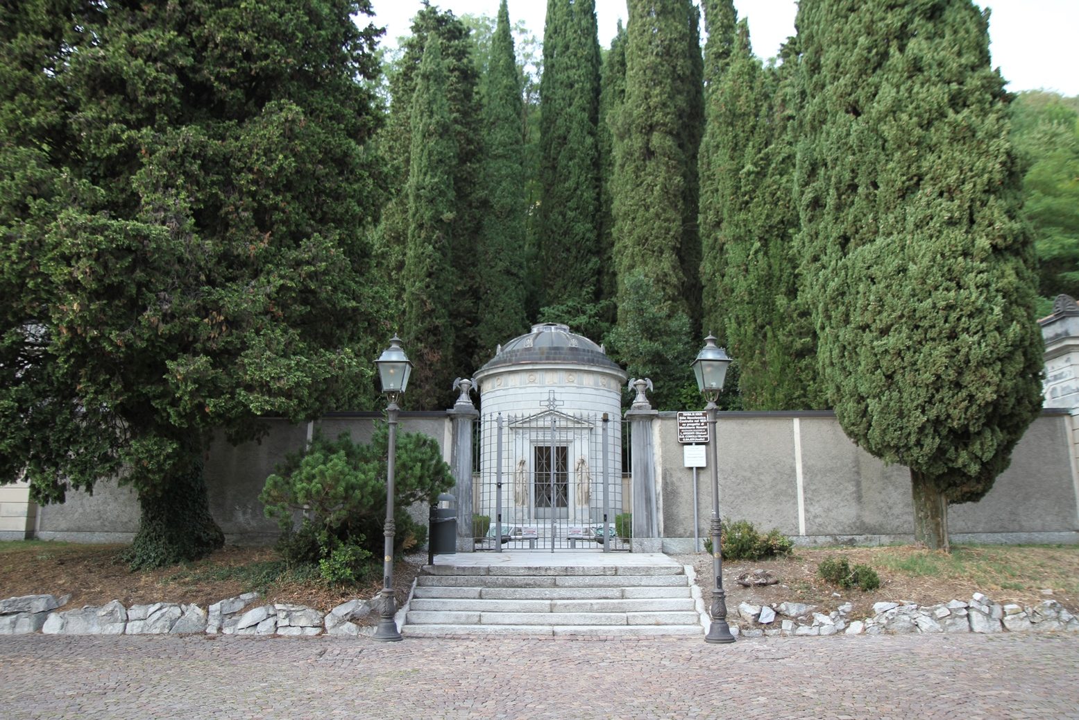 Alessandro Volta's tomb, Camnago - 01.JPG